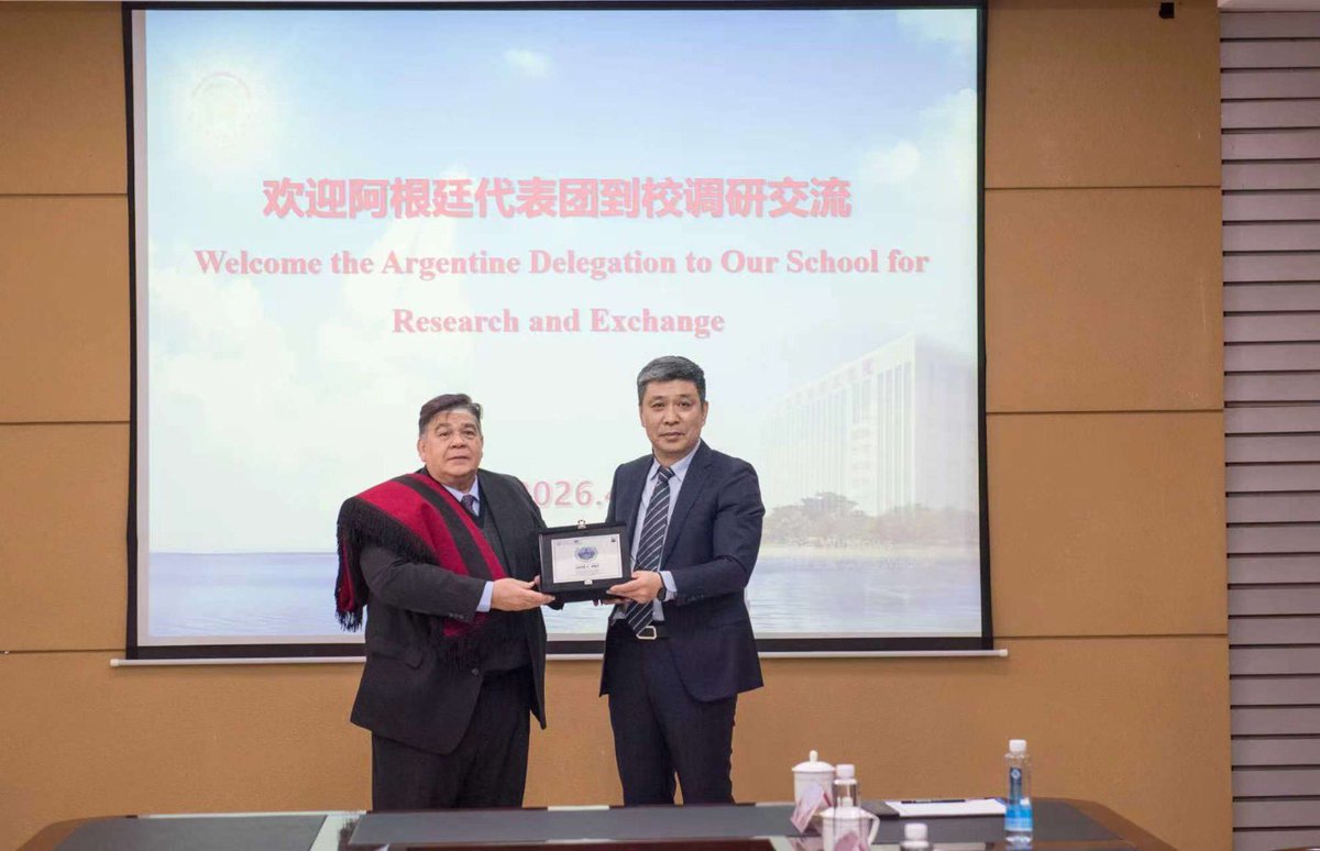 ishiiargentina's tweet photo. En el marco de nuestra visita oficial a la República Popular China, firmé un convenio con el Instituto Politécnico de Shenyang para sumar nuevas carreras al Polo Universitario de #JoséCPaz en áreas estratégicas como Tecnología Electrónica Automotriz, Comunicaciones Modernas, Vehículos de Nueva Energía e Inteligencia Artificial.

Estos acuerdos permitirán otorgar títulos universitarios con validez internacional y formar futuros profesionales en educación superior. En mi rol de vicepresidente de la Red Latinoamericana de Ciudades del Aprendizaje de @UNESCO, seguimos fortaleciendo la educación con propuestas de nivel global para nuestra comunidad.