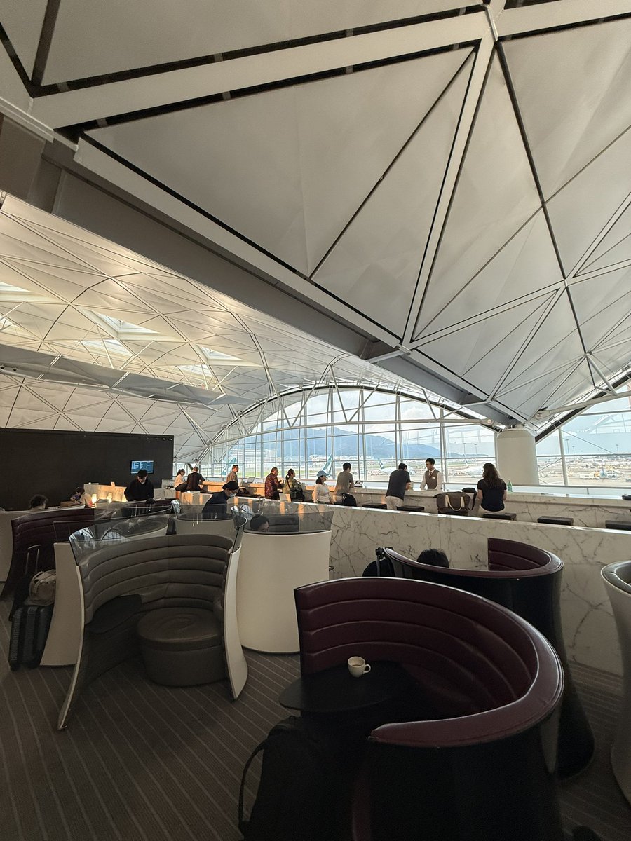DevainDool67467's tweet image. The Wing Business Class Lounge in HKG #Travel #Lounge