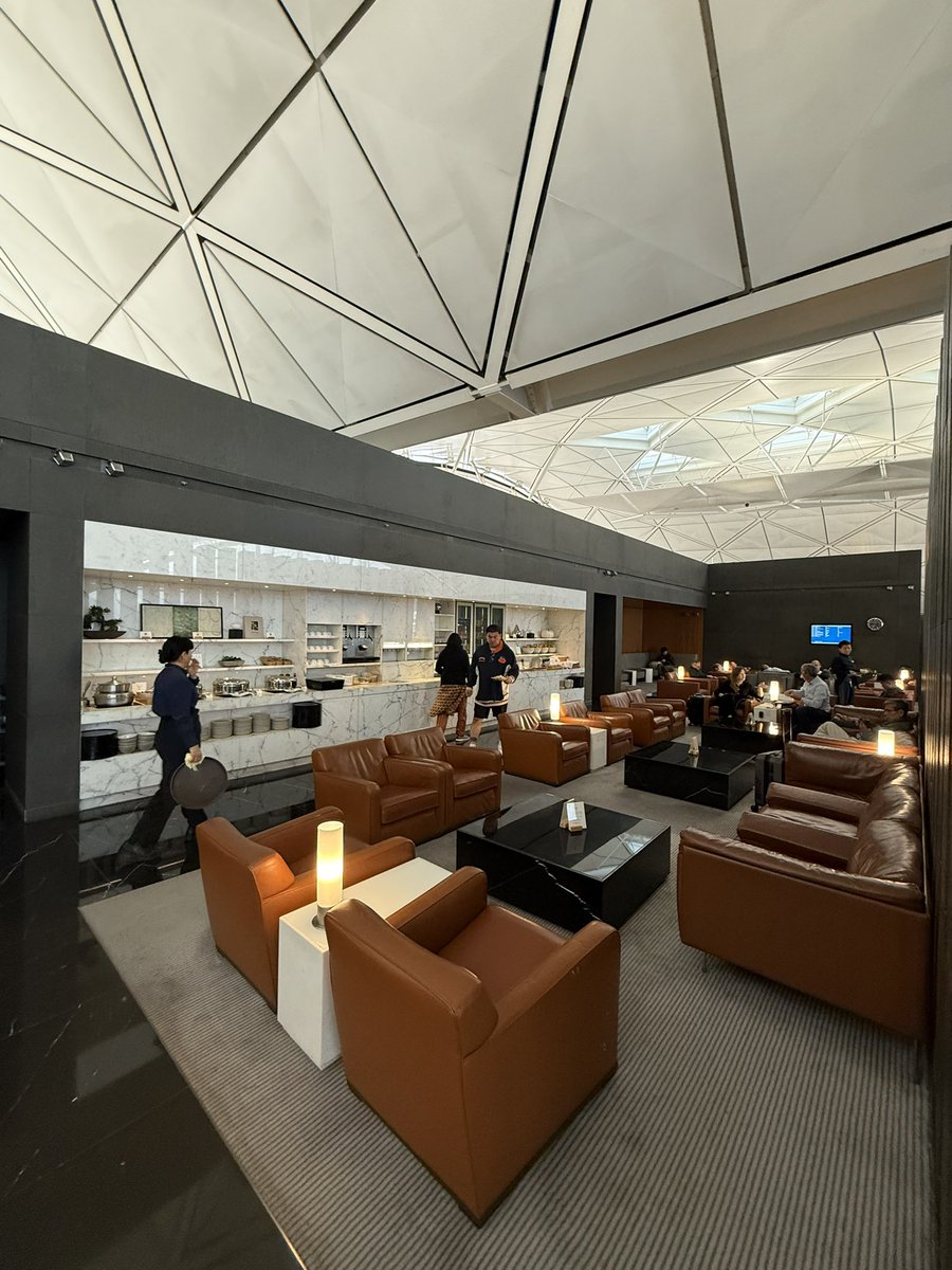 DevainDool67467's tweet image. The Wing Business Class Lounge in HKG #Travel #Lounge