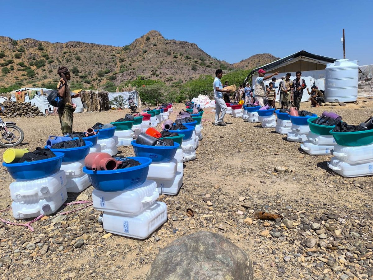 Soul4dev's tweet photo. استجابة طارئة لدعم المتضررين من السيول في مديرية موزع

​ضمن حملة الإغاثة الطارئة للمتضررين من السيول والأمطار، واستجابة لنداء السلطة المحلية في مديريات الساحل الغربي، يواصل الفريق الميداني لمنظمة سول للتنمية تنفيذ عمليات الاستجابة الطارئة في محافظة تعز - مديرية موزع. https://t.co/dLH5qAIzZt