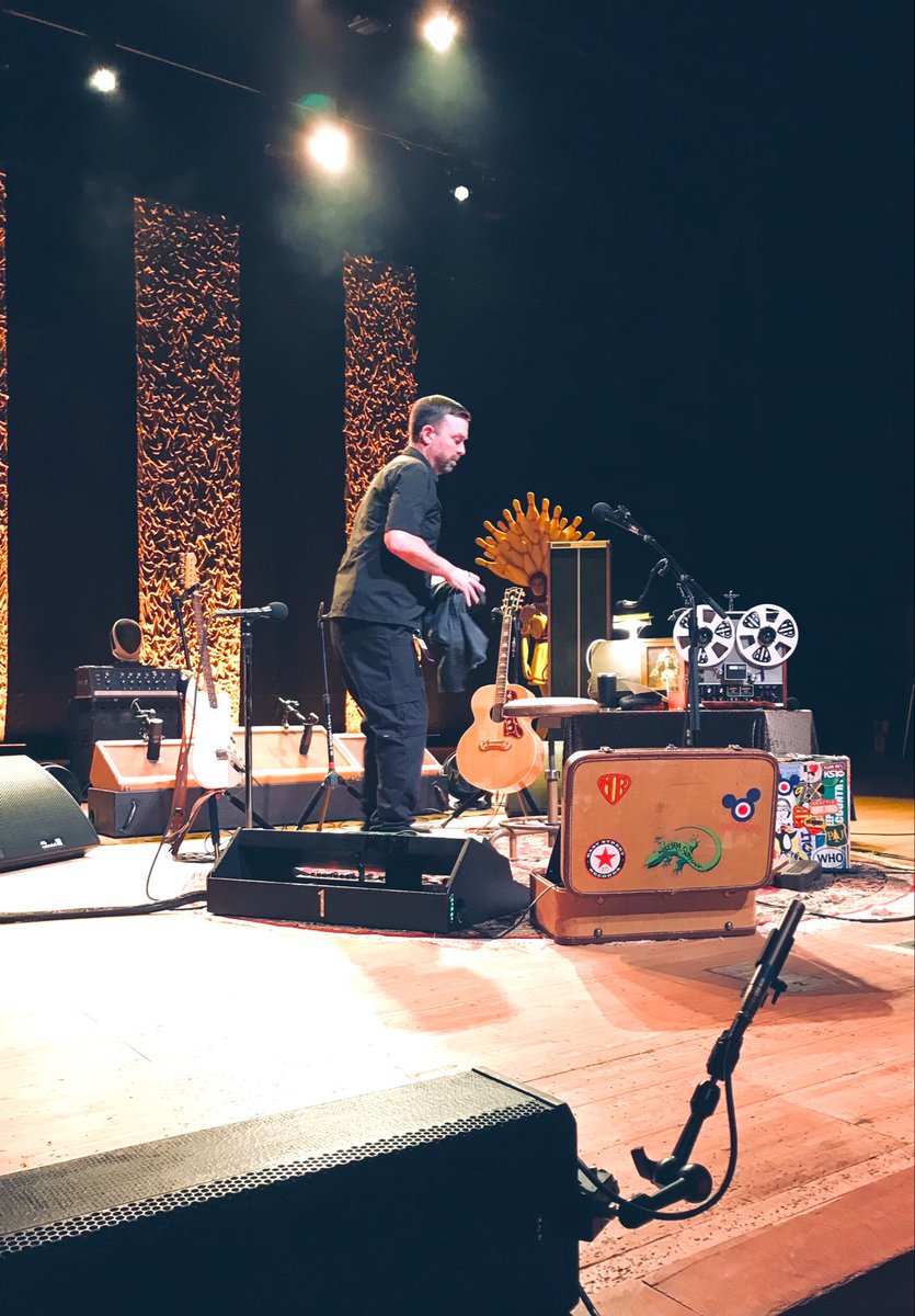 tiny_geerhed's tweet photo. 🌙EDDIE VEDDER LIVE in NAGOYA

『最前列』だった。

人生初の幸運に震えた110分。
5㍍先のスツールに座り弾き語る弦の生音に、Eddieの周りのアンプやモニターからの音も直に聞こえる、そこはライブハウスだった。

客席に下りてきた彼と普通握りから腕相撲握りへ握り換えて、しっかり握手もできた🤝 https://t.co/0J4TEyP1nk