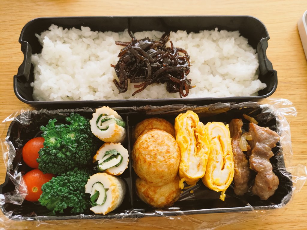 塩豚よりたこ焼きが目立ってるお弁当
きょう学食行ってくるわと息子
え？お弁当あるけど？
誘われたから、唐揚げだけ食べてくる…だって😳
かなりデカいお弁当だけどまだ食べるのか😂