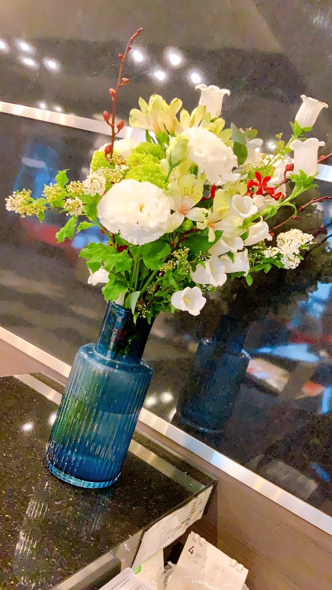 hotel_actel's tweet photo. ��はようございます🤗
フロントのお花が変わりました💐　白を基調にしていてとても品があります🤍
ちなみに…2枚目の写真はフロントの壁面です🌸💁‍♀️こちら定期的に変わるので是非、ご来館の際は気にしてみてください👏😆
#ビジネスホテル 
#��花のある暮らしが好き 
#名古屋のビジネスホテル https://t.co/gFcgsfmgHf