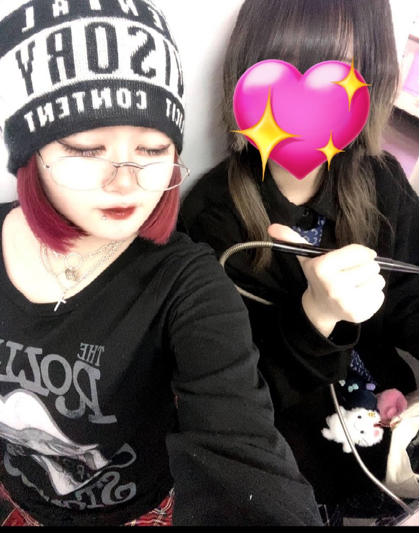 髪切りたいし染めたい 😞‼️‼️
派手髪でもないしボブでもない
アイコンも2年前だからね、もう別人だよ
そろそろ変えようかな
この頃の髪色かわいすぎ、またやりたい