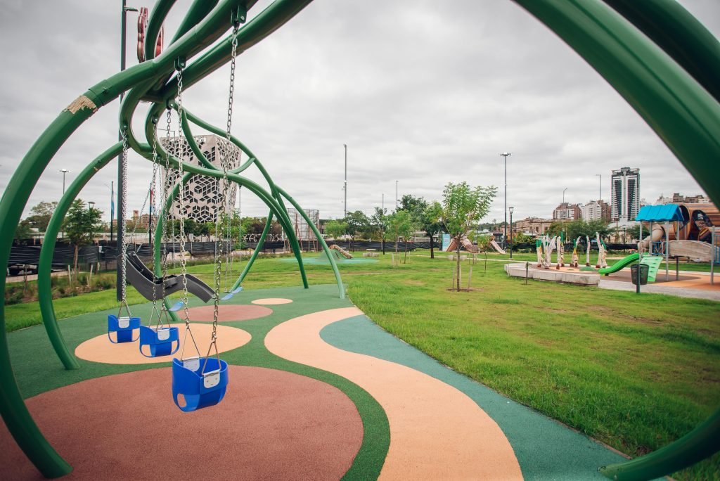 gobdecordoba's tweet image. 🌿🏙️ La ciudad de #Córdoba sumará un nuevo pulmón verde.

El predio de 36 mil metros cuadrados, ubicado entre el #CentroCívico y la #Legislatura, se encuentra en su etapa final de obra, transformándose en un espacio para el encuentro y la recreación.

🏗️ Con la plantación de 12