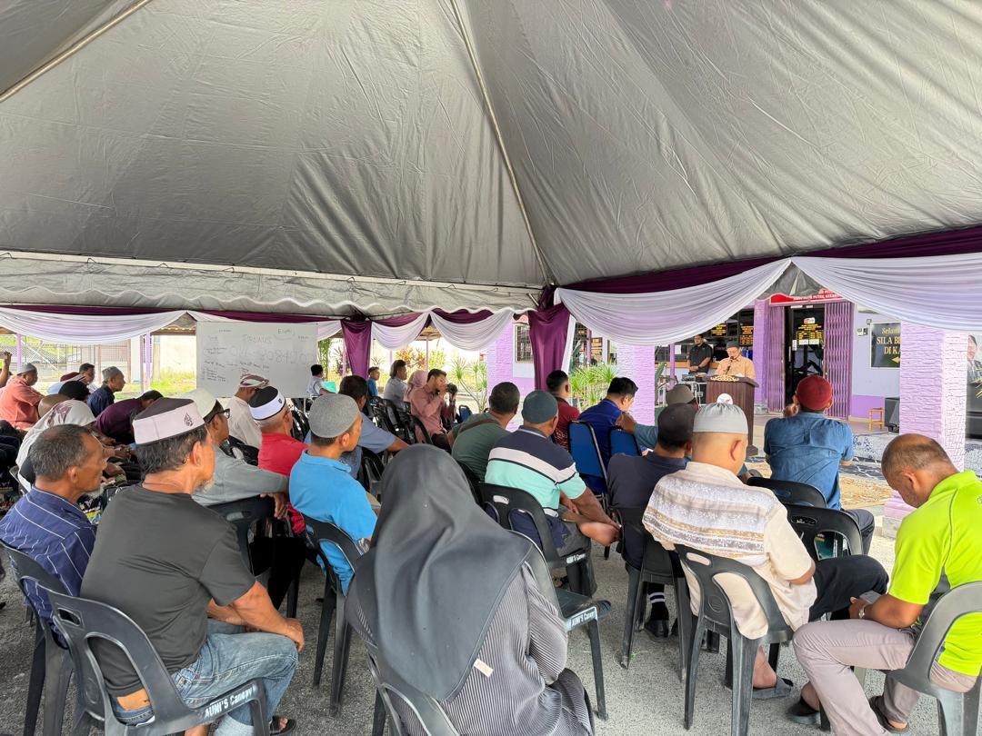 LENSA📸 N32 GAAL CAKNA KEBAJIKAN

Selasa, 14 April 2026

YB ADN Gaal Ustaz Mohd Rodzi bin Ja’afar hadir bersama YB Exco Pertanian Kelantan Dato Ustaz Hj Tuan Mohd Saripudin bin Tuan Ismail menyantuni peserta program Kempen Kesedaran Penyakit Ruminan dan Program Vaksinasi FMD, LGD