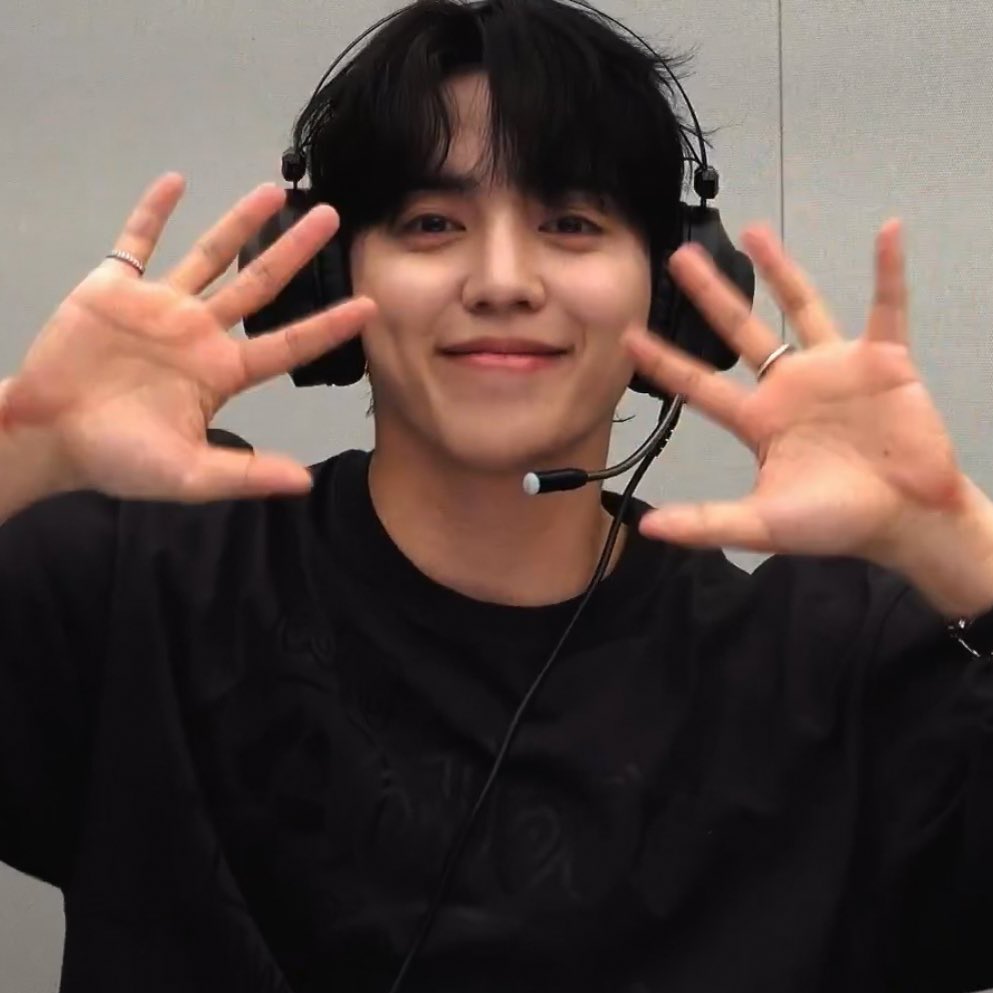 doremific's tweet image. 💻 a csc 🔞 au

in which nababaliw ka na sa wfh at sa pagsscroll sa linkedin. he’s the expert, ikaw yung makapal lang ang mukha. and what happens when you get a job you’re underqualified for? syempre support yan sha in more ways than one.