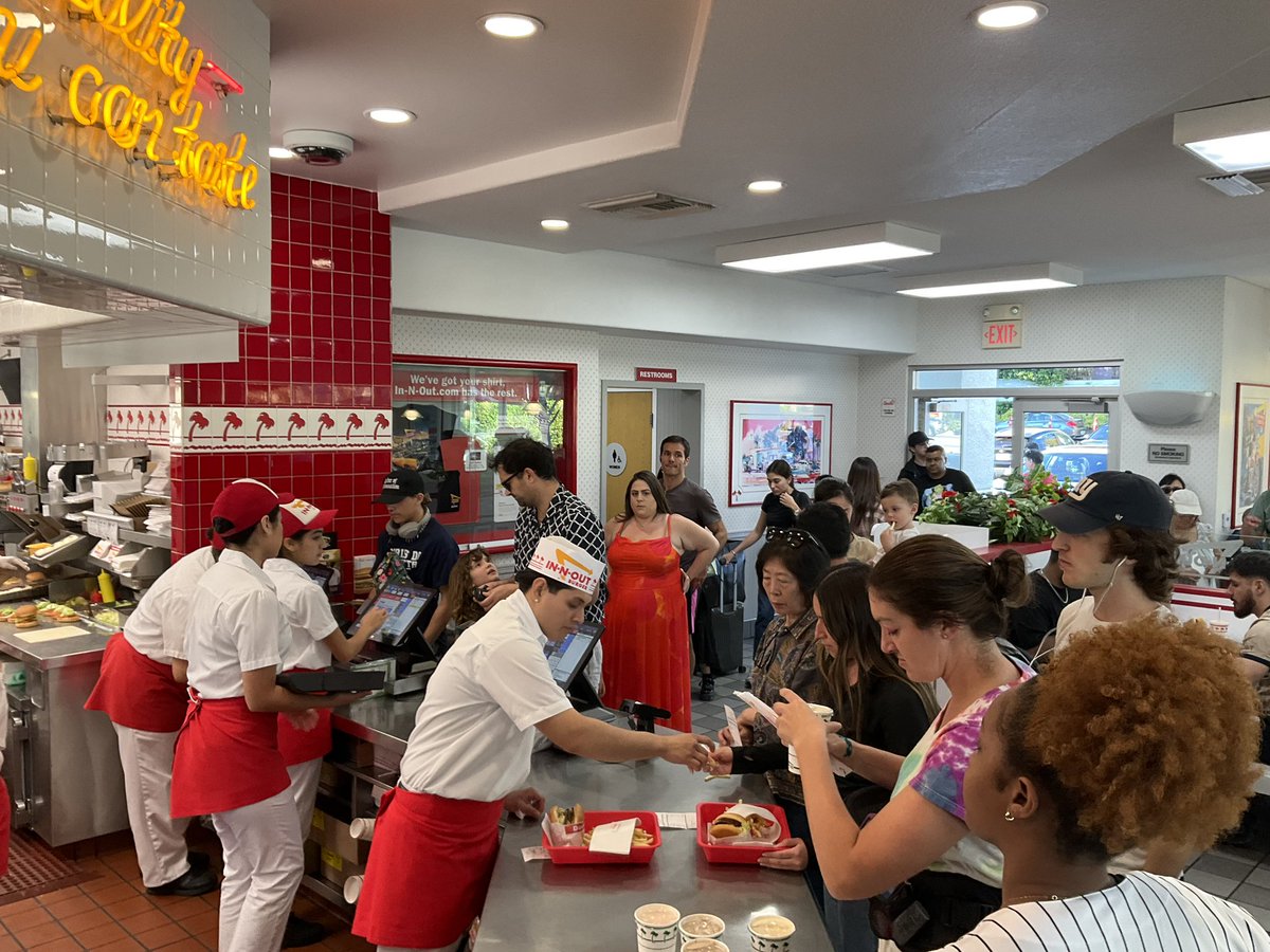 hawaii_isla808's tweet image. Hungry …time for late lunch , I always want to go In-N-Out Burger at Hollywood in Los Angeles. 🍔🥤🍟 #losangeles #hollywood #innoutburgerhollywood #innouthollywoodblvd #innout