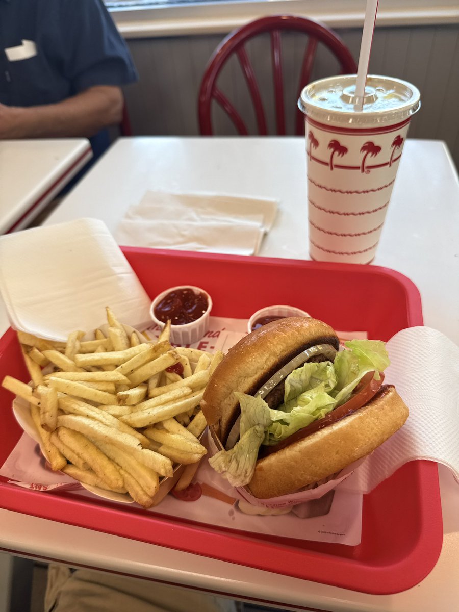 hawaii_isla808's tweet image. Hungry …time for late lunch , I always want to go In-N-Out Burger at Hollywood in Los Angeles. 🍔🥤🍟 #losangeles #hollywood #innoutburgerhollywood #innouthollywoodblvd #innout
