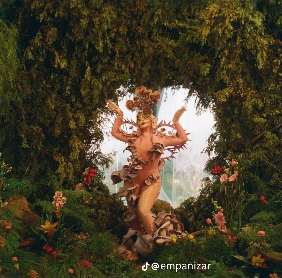 partyboybratz's tweet image. yall are these real??? im so fucking clueless, if they are these are probably just like not colour corrected and these are from tiktok #melaniemartinez #portals #freebritney #leak chudai