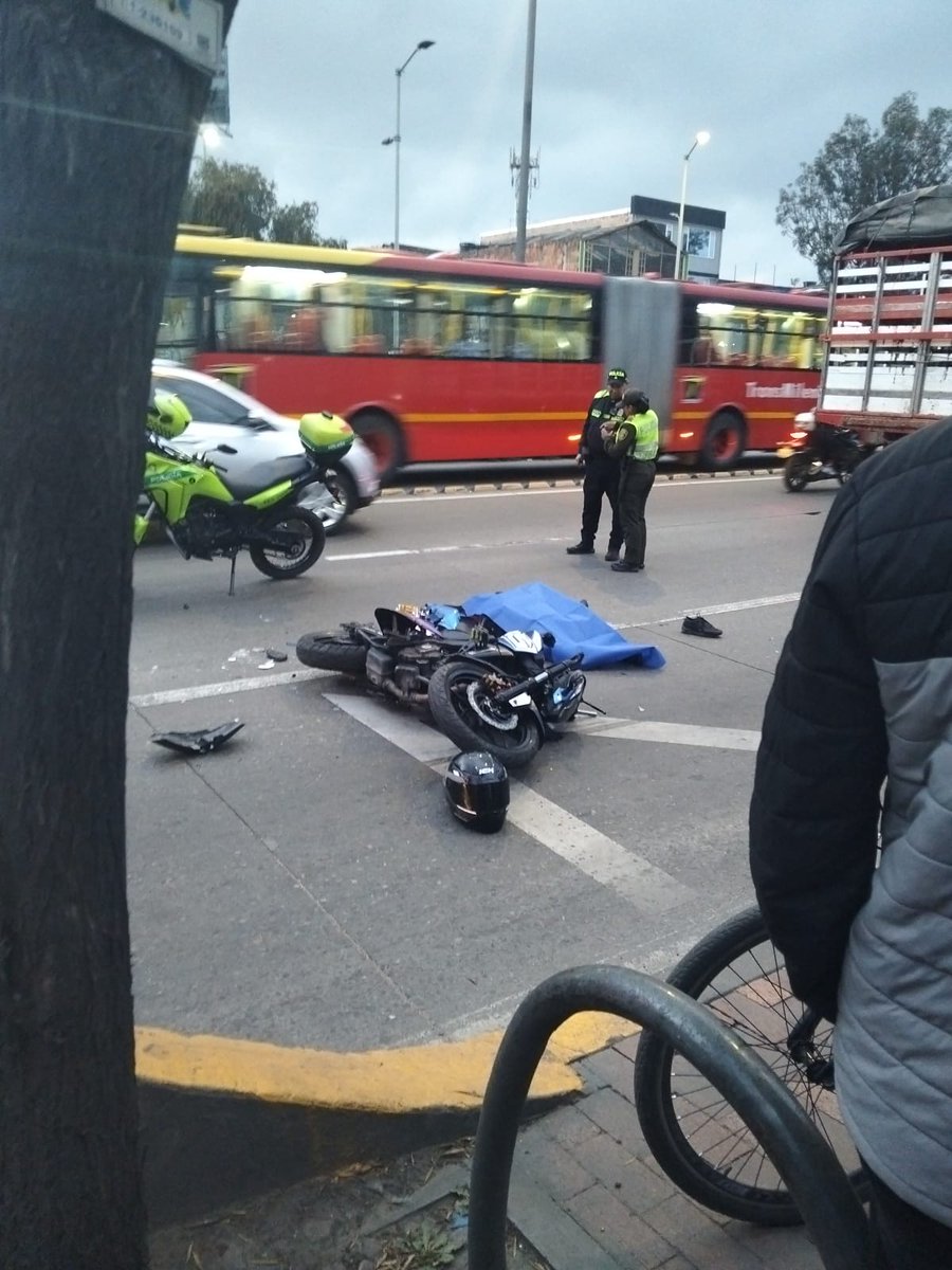 PasaenBogota's tweet image. #BOGOTÁ. Se presenta siniestro vial con fatalidad en la localidad de Tunjuelito, Autopista Sur con Av. Boyacá, sentido Occidente-Oriente. Involucra camión y motociclista que lamentablemente fallece en el lugar de los hechos.

MÁS👉 t.me/PasaenBogotaSr…