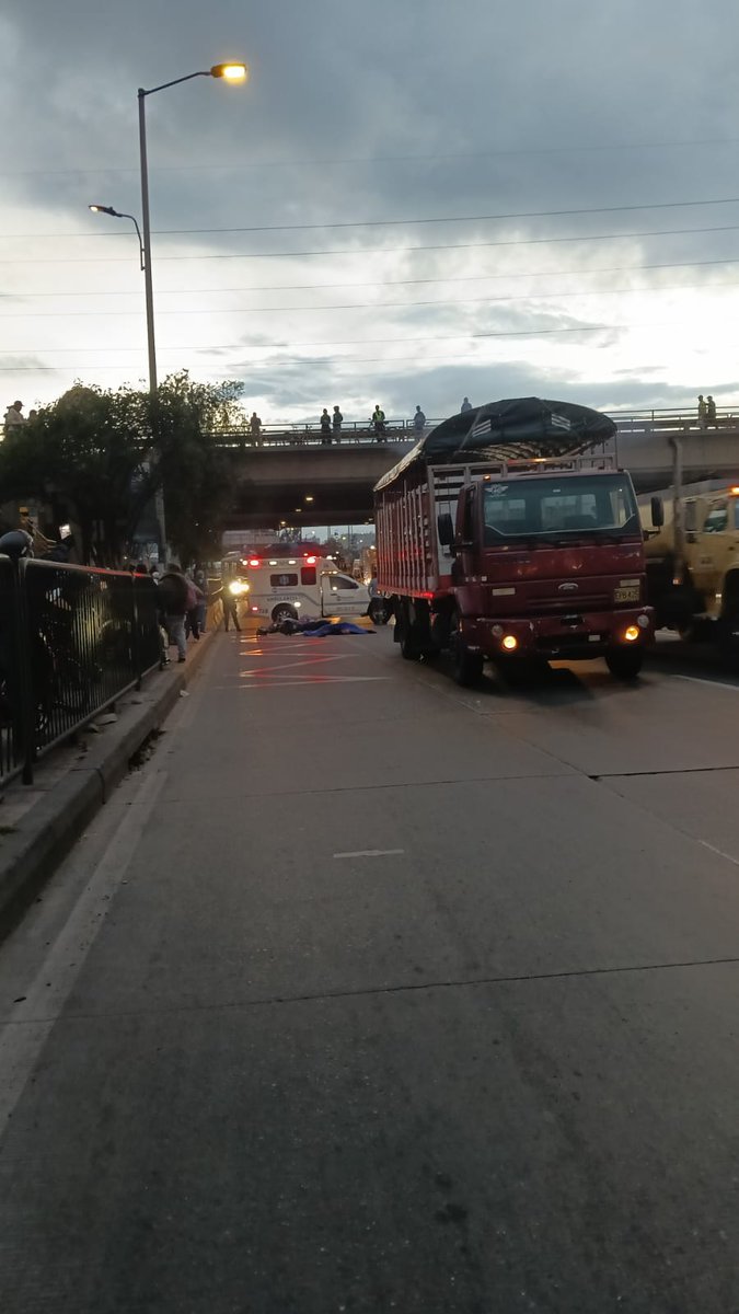 PasaenBogota's tweet image. #BOGOTÁ. Se presenta siniestro vial con fatalidad en la localidad de Tunjuelito, Autopista Sur con Av. Boyacá, sentido Occidente-Oriente. Involucra camión y motociclista que lamentablemente fallece en el lugar de los hechos.

MÁS👉 t.me/PasaenBogotaSr…