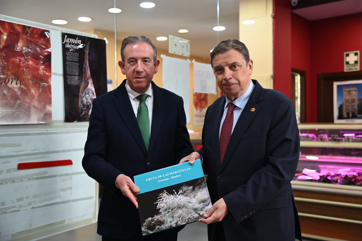 Andalucia_Rural's tweet photo. Aracena #Huelva, ejemplo de desarrollo económico basado en la agroalimentación
🤝@LuisPlanas del @gobmapa se reúne con el sector cárnico y quesero de la Sierra de Aracena y P. Aroche
🇪🇺🌾Visita el #MuseodelJamon apoyado con #LEADER de @HuelvaLaSierra
https://t.co/Gl2xlMwxiF https://t.co/B8SBDSGtZS