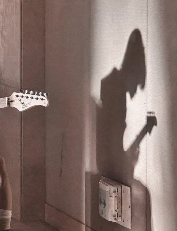 แค่เงาก็รู้ว่าหล่อมีจริง ยิ่งถือกีต้าร์ยิ่งถูก p' เร็ม  is back น้องๆรอหน่อยนะครับกำลังดำเนินการละ