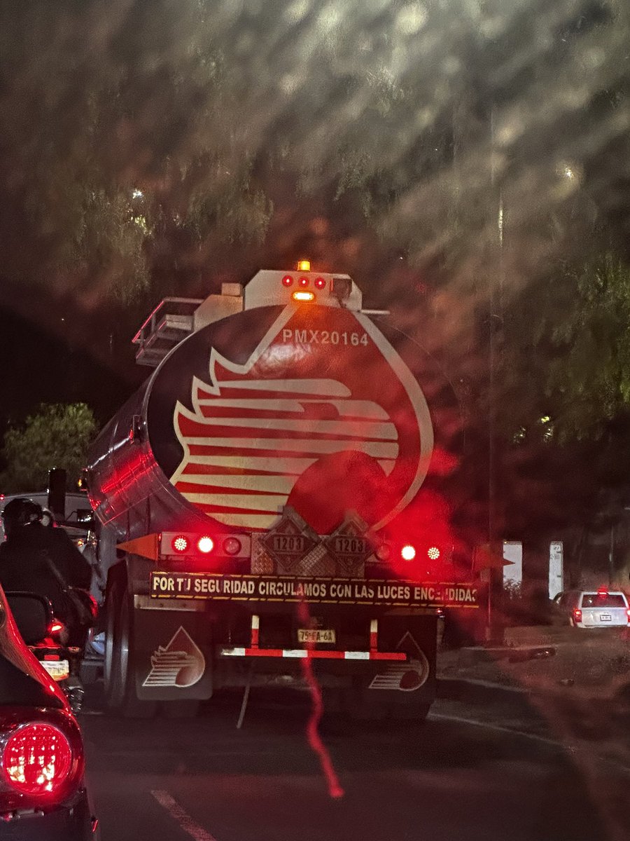paupromx's tweet photo. 🚨 Pipa de @Pemex manejando imprudente en Zaragoza (CDMX): exceso de velocidad y se avienta a coches.

@SSC_CDMX @C5_CDMX @PoliciaCDMX atiendan urgente ⚠️

Solicito atención inmediata de @PoliciaCDMX @SSC_CDMX @C5_CDMX @Pemex

⚠️ Urge que la detengan. #SeguridadVial #CDMX https://t.co/G2PNUDEPiQ