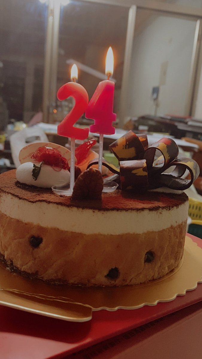 yoru5541's tweet photo. 昨日のバースデーケーキ。

また一つ歳を取ったのは、ちょっと複雑。
23歳のこの一年は、比較的安定して働いてた。
嫌なことや苦手な人もいたけど、どう向き合うかをいろいろ学んだ。
たぶん、それが社会経験ってやつなんだと思う。 https://t.co/Hnwr7yp68L
