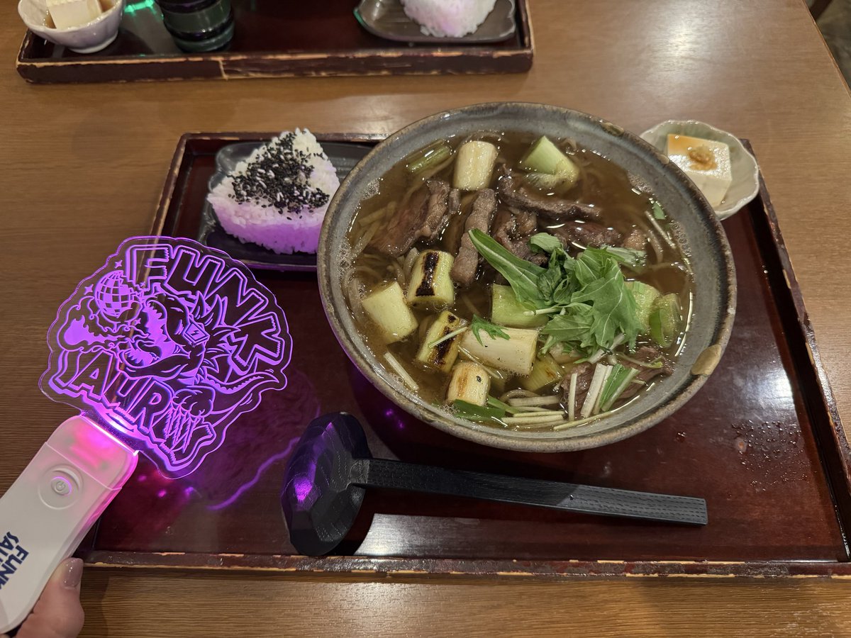 smart_calm's tweet photo. 今日はファンクザウルス✨
名古屋もめっちゃ楽しかったので、今日もめちゃくちゃ楽しみだ！
シカ友と鹿なん蕎麦食べてパワー漲っております❣️

#ファンクザウルス
#スガシカオ
#シカ友
#鹿なん蕎麦
#ジビエ
#独活庵
#せんびる https://t.co/Cd6Cgk1AHY