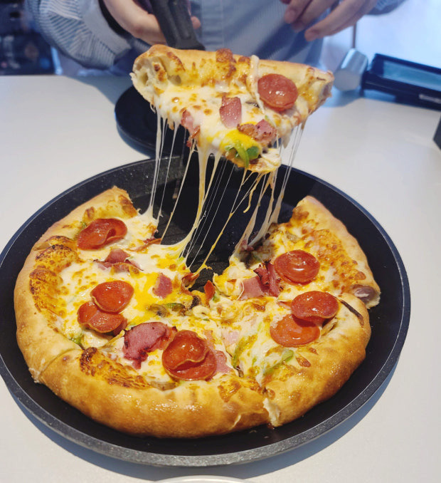 he_zzang2's tweet photo. 이재모피자 임실치즈 때문에 말 많던데
 예전부터 가는 사람은 이미 맛 바뀐거 느낄듯
피자 사진만 봐도 첫번째는 2020년거, 두번째는 최근거
위에 페퍼로니를 자세히 봐주셈두장으로 바뀜
저거 두꺼운  페퍼로니에서 
얇고 기름 많은 페퍼로니로 바뀜 그
래서 피자 보면 주황색  기름 뜨는거임

이번에 바뀌는 치즈  코스트코 스트링치즈로 유명한 회사랑 계약 했던데 
피자안에 들어가는 스트링 치즈는 이미 이전에 바뀜 

-> 결론 치즈 원가절감 , 이제 맛변한거 아니냐 ? X
이미 조금씩 원가절감 이유로 하나씩 변한거 ㅇ