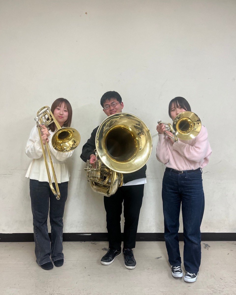 aidaikyo's tweet photo. 【パート紹介 vol.6】
⁡
こんにちは！トロンボーン・チューバパートです♪
私たちは、大黒柱のような安心感のある低音でオケ全体を包み込んだり、時には曲のクライマックスを華やかに盛り上げたりしています♪
Trb.は団員募集を行っていますので、是非お越しください🌸⁡
⁡
 #愛大響 #春から愛大生 https://t.co/YRtN4fmxjB