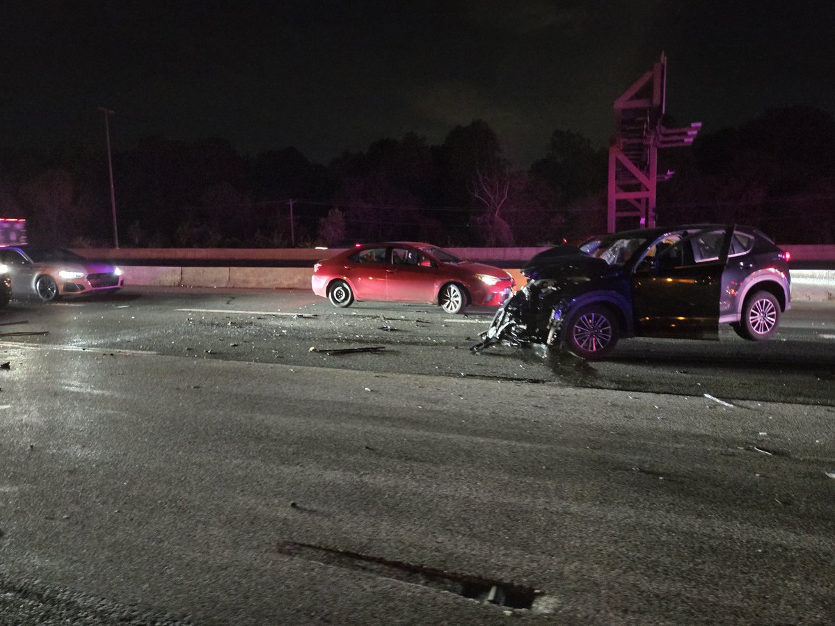 mcfrsPIO19's tweet photo. Large vehicle accident with injuries and fire. South 270 in the express lanes just prior to Montrose Rd exit. Multiple vehicles involved including a tractor trailer on fire. All North and Southbound express lanes shutdown. @mcfrsPIO @MCFRSNews https://t.co/8xqIe0DYtt