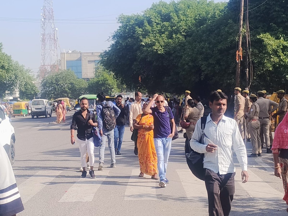 NBTDilli's tweet image. #Noida: उत्तर प्रदेश सरकार की तरफ से श्रमिकों के वेतन में तीन हजार रुपये तक का इजाफा करने के बाद बुधवार को काम पर लौटने लगे कर्मचारी। Via @DineshMishraNBT