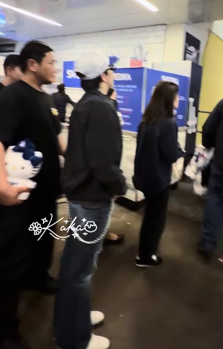 Princess Jiyong the Hello Kitty plush Jaeho holding it I can’t 😭😭