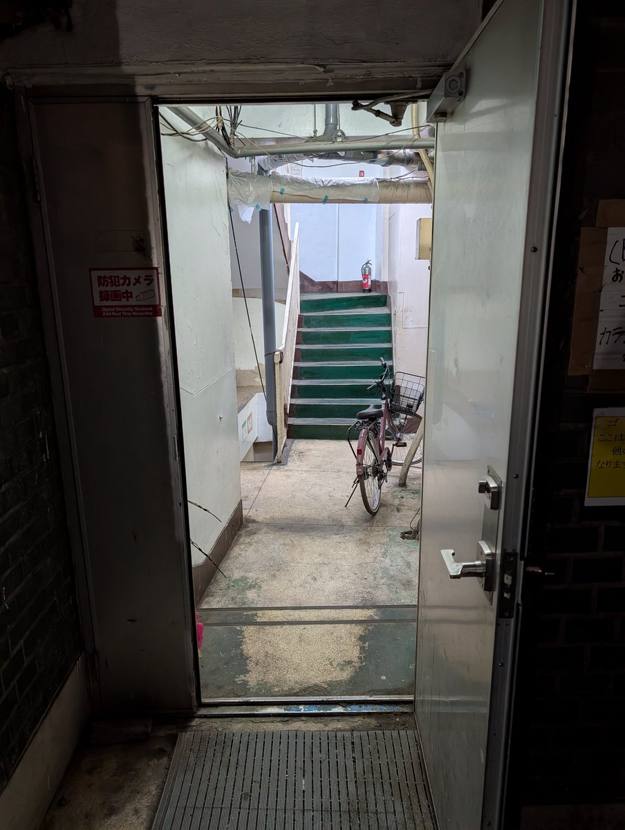 take768's tweet photo. 久しぶりの三元ビル。
地下のお店のスタッフさんとお話させて頂き、トイレが勝手に流れる現象が起きているとか🤔　1階のお店入口にはいつもの方がいらっしゃる様ですね〜。
#三元ビル https://t.co/YILyp0CIWc