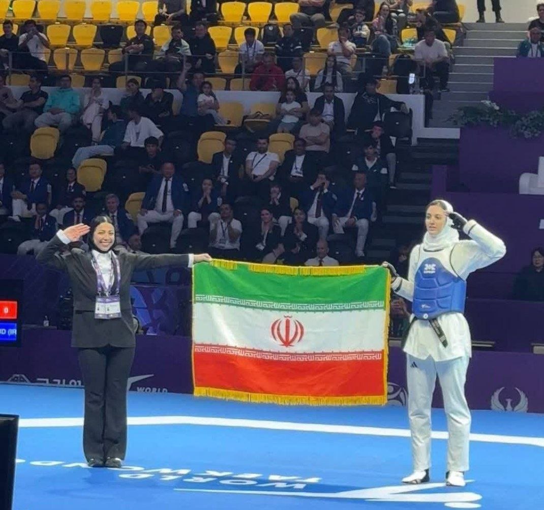 حنا زرین‌کمر دختر طلایی تکواندو ایران و نیلوفر صفریان سرمربی تیم ملی‌مون  بعد از  پیروزی در مبارزه پایانی به احترام کشورمون سلام نظامی دادند تا بگویند ما هم سرباز نظامیم در هر لباس و موقعیتی