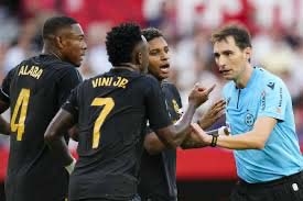 UNIV podcast tweet media