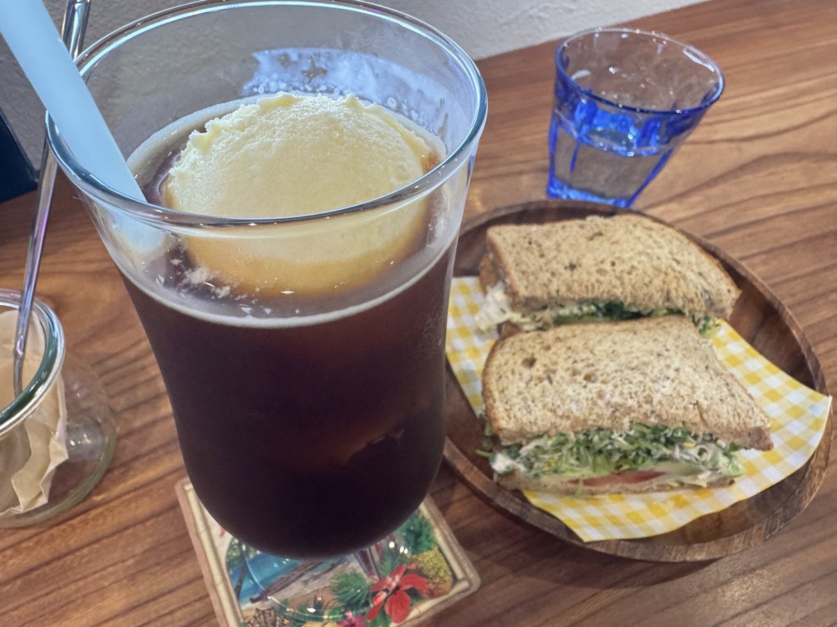 今日は雨降って地元にあるハワイアンのお店でランチ🥪
弊社の芝をご利用頂いてるお店なので、もっと早く行きたかったですがタイミング合わずでやっと食事できました！とにかくオシャレでハワイ全開🌺
今週土曜日のティラノサウルスレースでも出店されますのでお楽しみに♬
#ビッグウェーブ #御来屋
