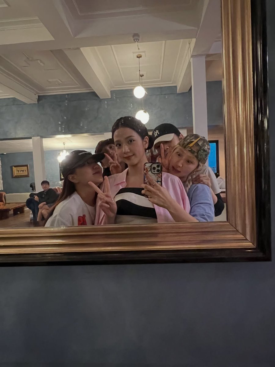 JISOO with her team in Boyfriend on Demand behind the scenes