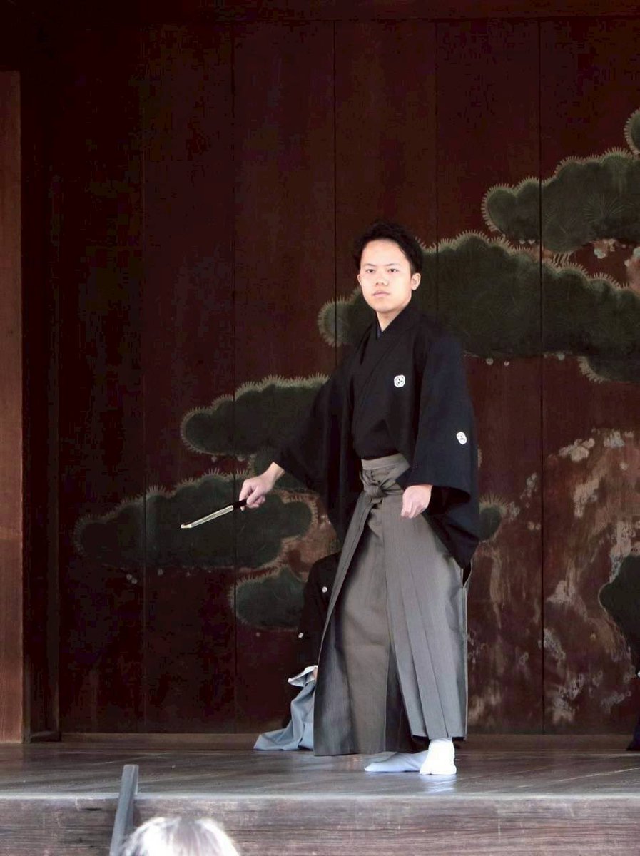 本日も師匠稽古あります！

18時から国立近辺にて暇している新入生！

プロの能楽師の先生による稽古を見学しませんか？

お気軽にDMください！

#春から一橋