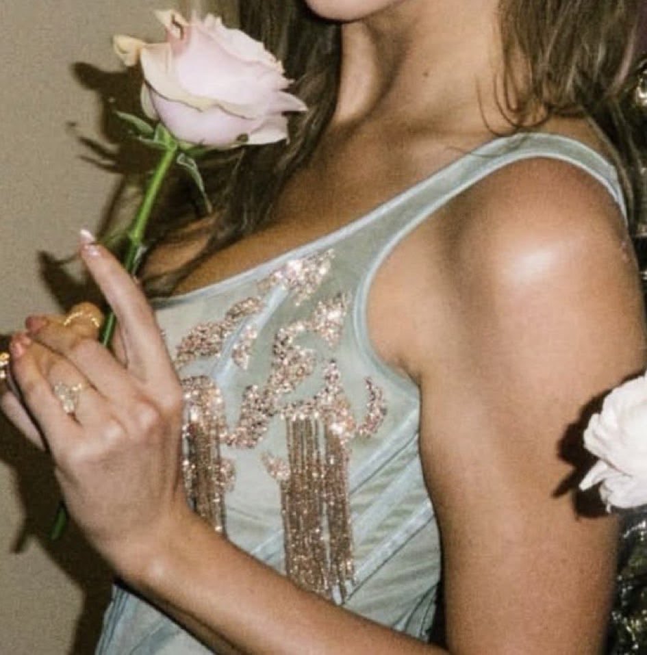 BejewelryB's tweet photo. The ring, the rose, the mint green, it’s all so perfect https://t.co/4uZtrVdjlC