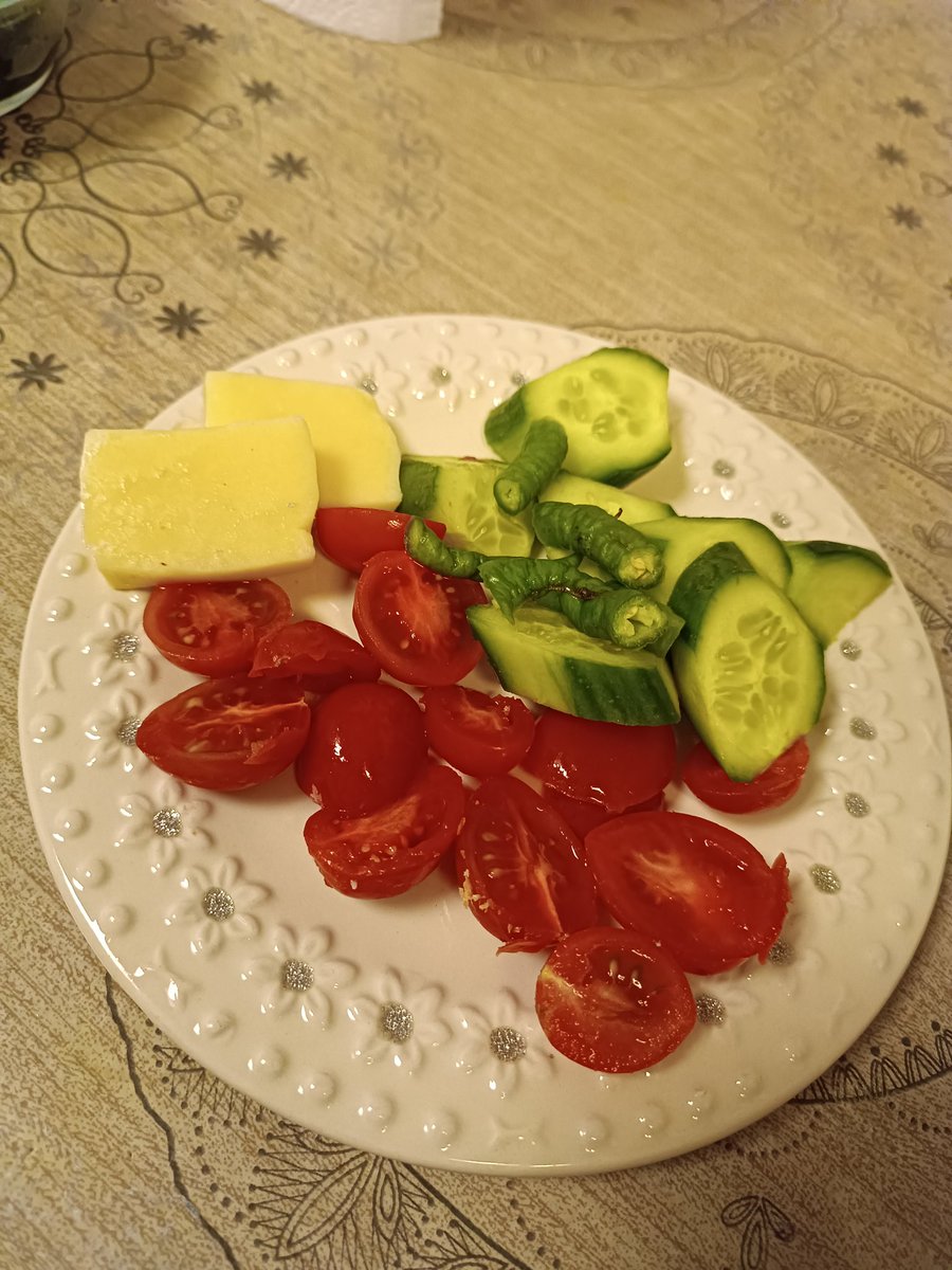 Havalar ısınınca kendime hemen hayatı seviyorum tabağı hazırladım. Bin kere lanet edip her bahar cıvıldıyoruz. Biz iflah olmayız.Günaaay...