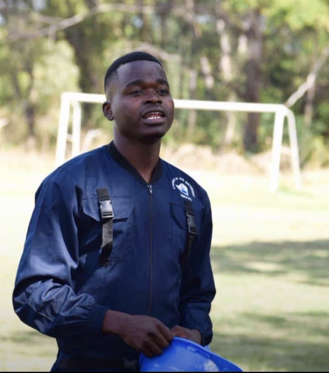 sir_Pitsor's tweet photo. Our former ZINASU president Emanuel Sitimah was abducted by eight unidentified men driving a blue hybrid Honda and a Mahindra in Mabvuku . these escalating patterns of abductions poses a threat to everyone’s security . We demand the immediate release of our President
#freesitima https://t.co/fHDPFKF1iC