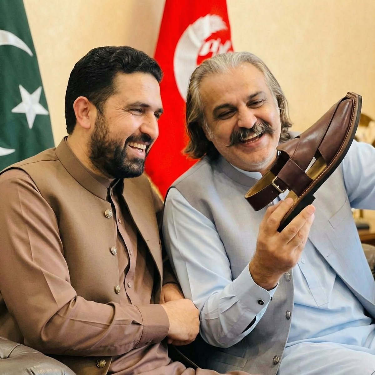 مجھے جلسے میں لوگوں نے جوتے دکھائے تھے۔ تجھے لگتا پڑنے