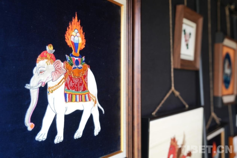 KangbaTV's tweet image. Appliqué #Thangka is a form of visual #art that combines traditional #craftsmanship with #painting techniques and boasts a history of more than 600 years. In 2021, it was included in the fifth representative list of state-level intangible #cultural heritage items. （中国西藏网）
