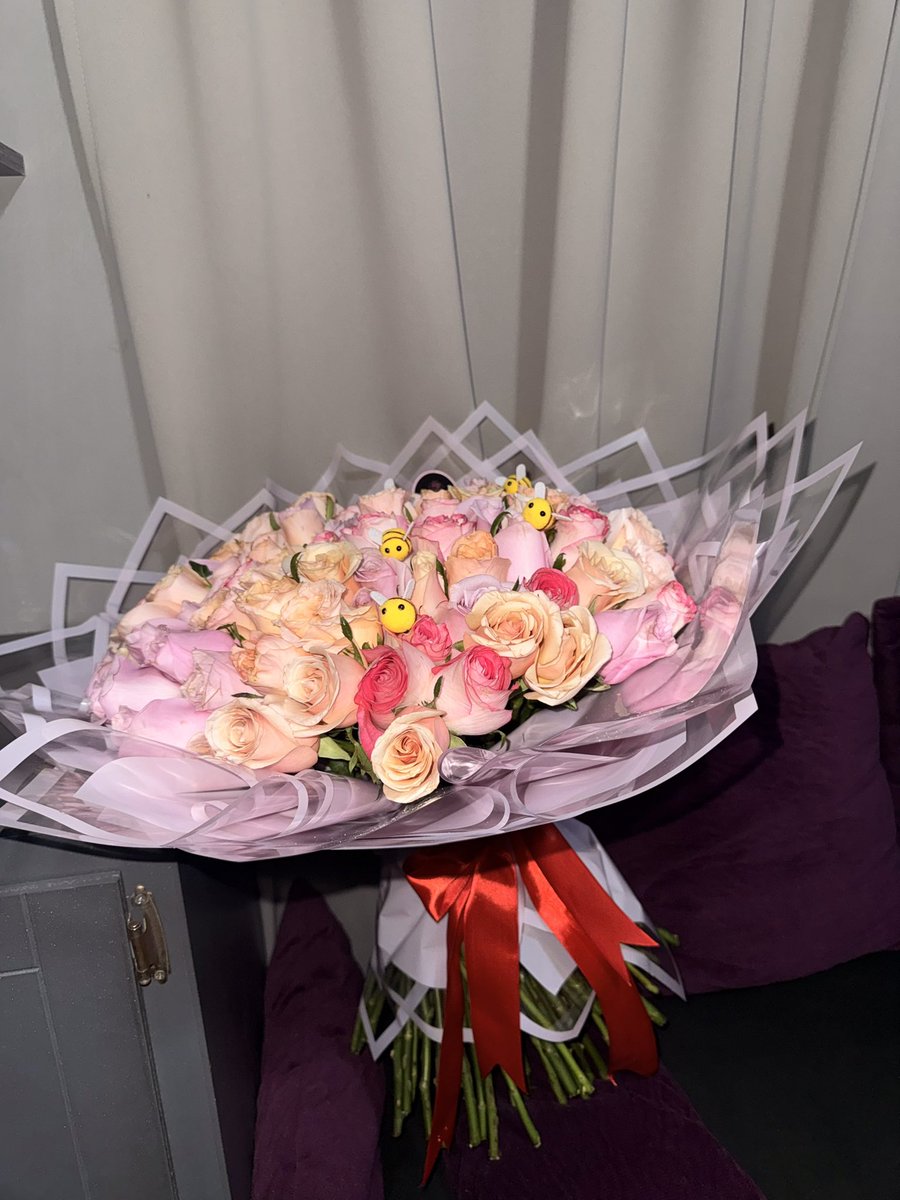 launicabros's tweet photo. Me llegaron mis +de 20 rosas de abril💗💗💗😍 https://t.co/mVSow405xF
