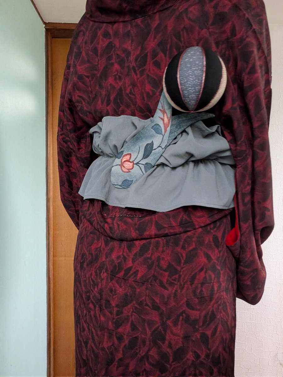 mana_kammuri's tweet image. 帯に手毬出来ました！
試作よりサイズアップ。
形も猫の手から変更。
手毬がお花の様にみえたら良いな。
手毬って華やかなイメージだけど、このこは闇堕ちしちゃった？
さぁ、ベッドドレスを仕上げなきゃ！
#おとぎの着物