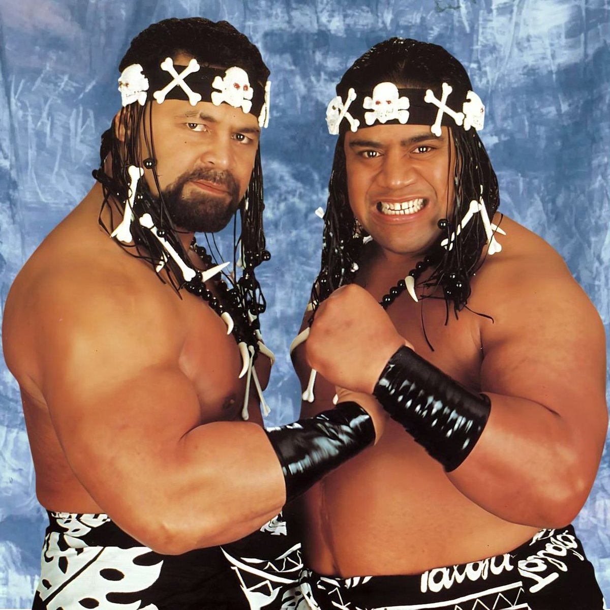 WWFWrestling1's tweet photo. 📷 WWF studio shot - The New Headshrinkers! 📸 Photo from 1995. 🌴 #WWF #WWE #Sione #Fatu https://t.co/lqMacWkSCW