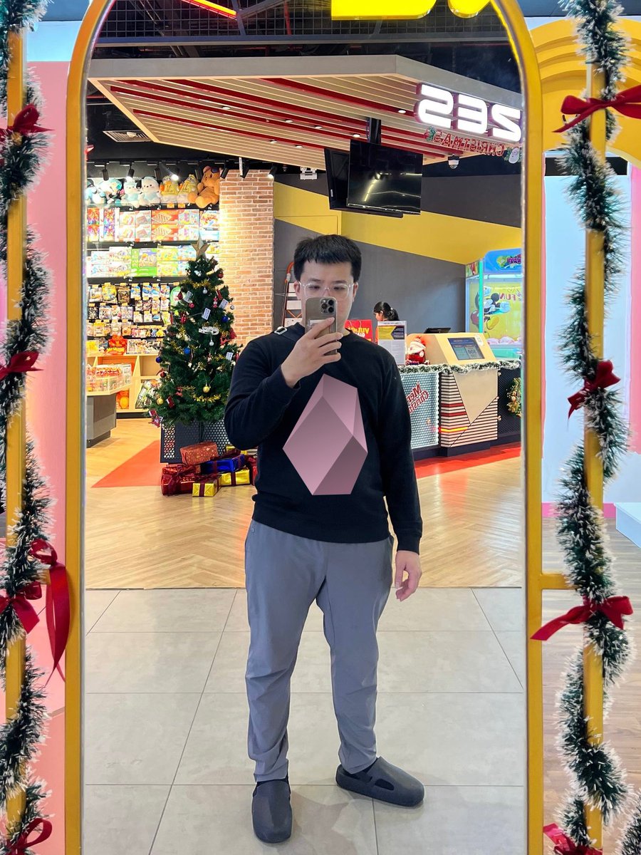 nguyen0xhieu's tweet image. #Challenge: Take a selfie with your project 

Thực ra là mình lấy hình cũ vì lâu lắm rồi mình chưa selfie (toàn hình chụp với con gái, với bạn bè)

Sẵn mình build luôn một website để gắn logo @SeismicSys vào ảnh, anh em lưu lại dùng nha 👇

seismiclogo.kattyfury1403.workers.dev