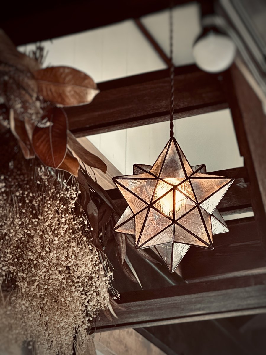 昭和ガラスを組み込んだ、
エトワールのあかり💫

それぞれ異なる表情のガラスが、
光を受けて静かにきらめきます。

かつての暮らしの記憶を、
そっと今の空間へ。

#モワノのペンダントランプ