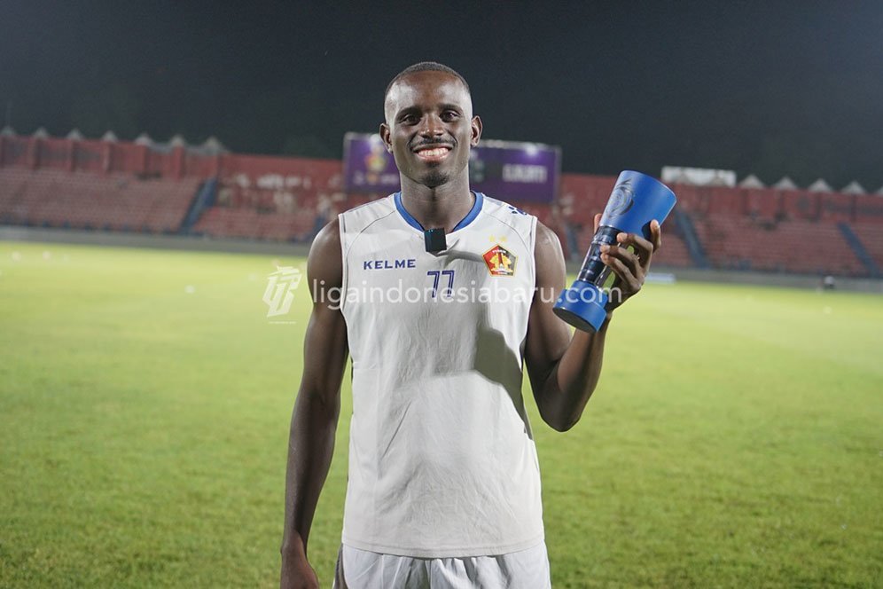 IndosFC's tweet photo. KABAR MANTAN

Mari mengingat sejenak mantan pemain asing Liga Indonesia terkini.

✅ Catatkan gol ke-6 di penampilan ke-15nya di Liga
✅ Beberapa waktu lalu mendapat panggilan perdana Timnas Guinea-Bissau dan langsung lakoni debut

🇬🇼Flavio Silva (30/FW) terkini tengah menikmati masanya di Afrika Selatan bersama 🇿🇦Kaizer Chiefs (1st tier) pada musim 2025/26 ini.

Flavio Silva merupakan mantan penggawa dua klub Indonesia asal Jawa Timur yang mentas di kasta tertinggi Liga, yakni PERSIK dan PERSEBAYA selama 2.5 musim.

Flavio Silva catatkan total 39 gol dan 7 asis dari 78 kali penampilan di 🇮🇩Liga1.

Meski masanya bersama klub Indonesia terakhir ia bela tidak seciamik dengan klub sebelumnya, Flavio bak mendapat durian runtuh begitupun juga dengan klubnya mendapat tawaran gabung dari klub luar Indonesia pasca musim 2024/25.

Alhasil terjadilah, Flavio Silva resmi dilego PERSEBAYA ke klub kenamaan Afrika Selatan tersebut dengan nilai transfer yang tidak diumumkan ke publik (undisclosed fee).

Flavio Silva resmi diikat dengan durasi kontrak dua musim atau hingga akhir musim 2026/27 bersama klub berjuluk The Glamour Boys tersebut.