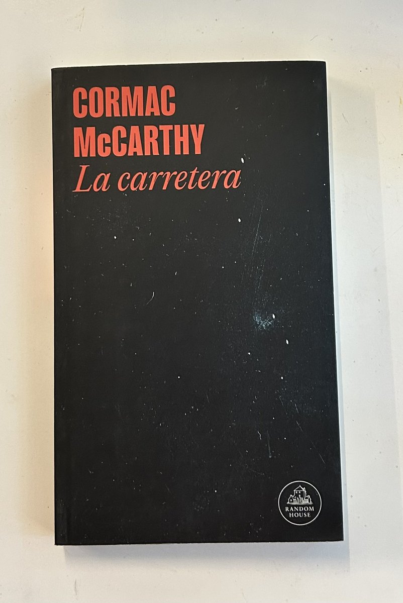 AliasCane's tweet image. Estremecedora novela de McCarthy. Un padre y su hijo recorren un USA devastado y postapocalíptico. Una de las mejores novelas estadounidenses de lo que va del siglo y obra maestra de este gran escritor. Ka encuentras en el Pony.
#cormacmccarthy #Novela #Lubro #ElPonydeTroya