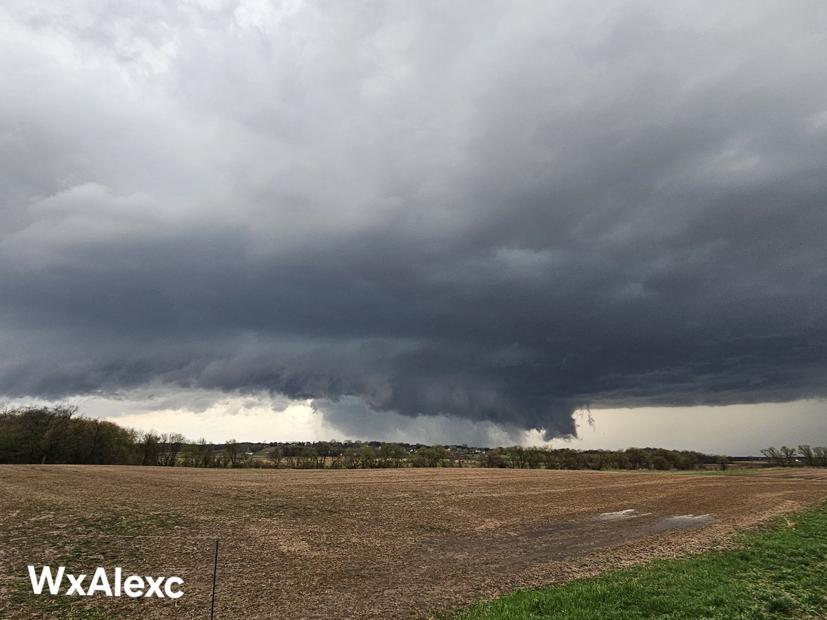 WxAlexc's tweet image. BEAUTIFUL wall cloud on this tornado warned storm south of Cottage Grove, WI earlier!! #tornado #wiwx #wi #wx #storm
