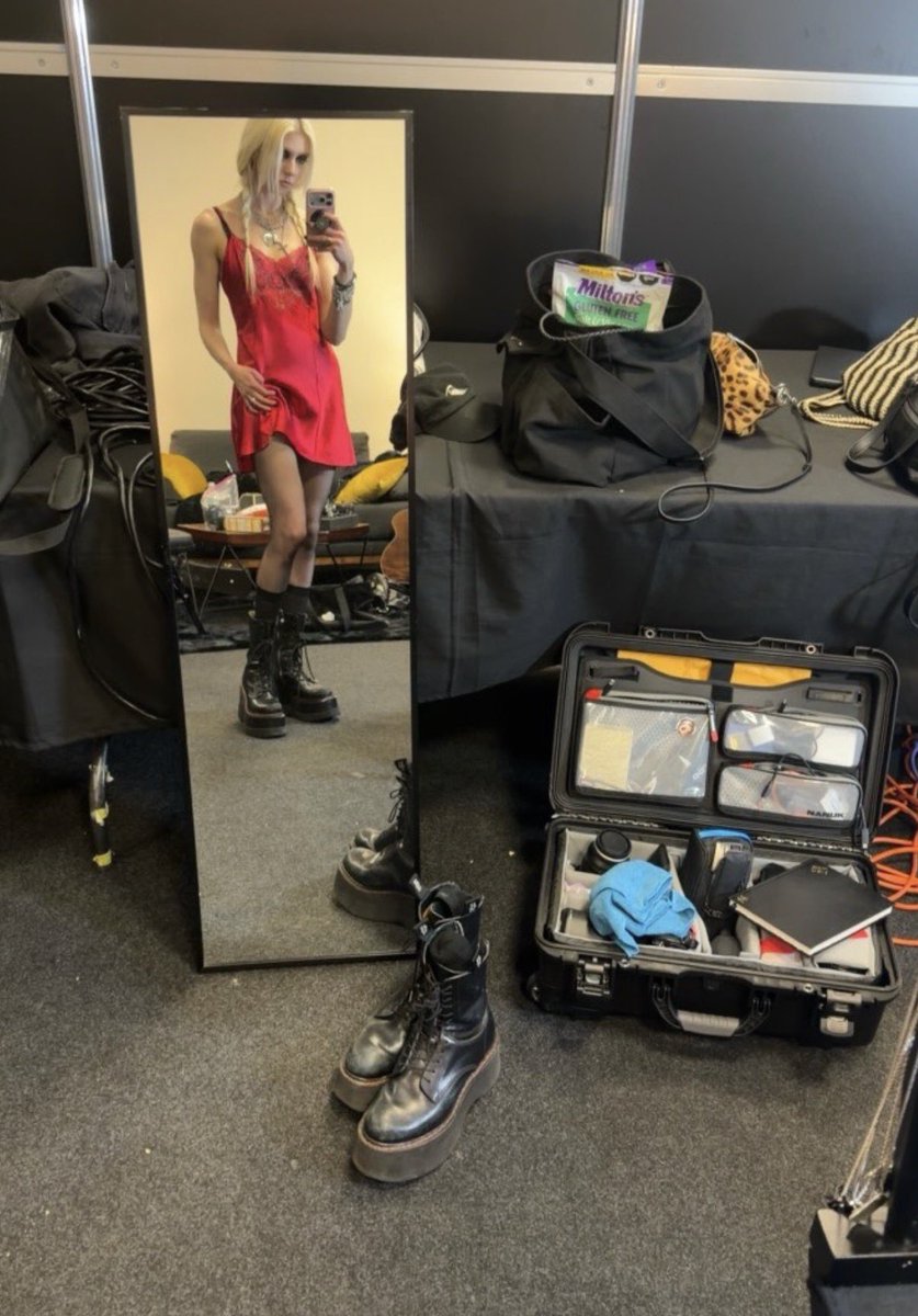 summainferno's tweet photo. ALV 🫢 Taylor Momsen fue al hospital el día de hoy debido a las secuelas de la mordedura de araña que sufrió la semana pasada en la Ciudad de México. 

Mañana abre la tercera y última fecha de AC/DC en el país ⚡️ https://t.co/FGdKls4fDp