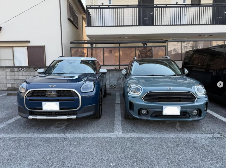 GlanzMini's tweet image. 【#MINI松戸】
「並んだ姿に、思わず胸が熱くなる…🥺💙」 
相棒のクロスオーバーから、新型カントリーマンへ。 
このバトンタッチの瞬間は、何度立ち会っても本当に特別です。 
シックなブルーが最高に大人カッコいい！ 
素敵な毎日になりますように✨

 #MINI #カントリーマン #納車 #愛車