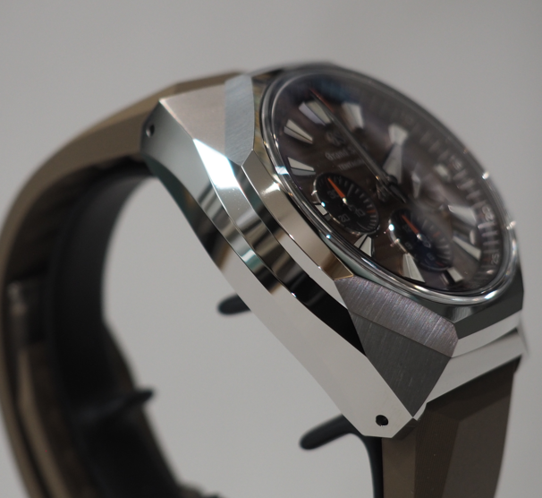 見惚れます！

ケースに施された歪みのない鏡面仕上げ。

職人の手仕事が生み出す、まるで鏡のような平滑さ。身に着ける芸術品と呼ばれるのも納得の美しさです。

byズン太

#鏡面仕上げ #ザラツ研磨 #高級時計