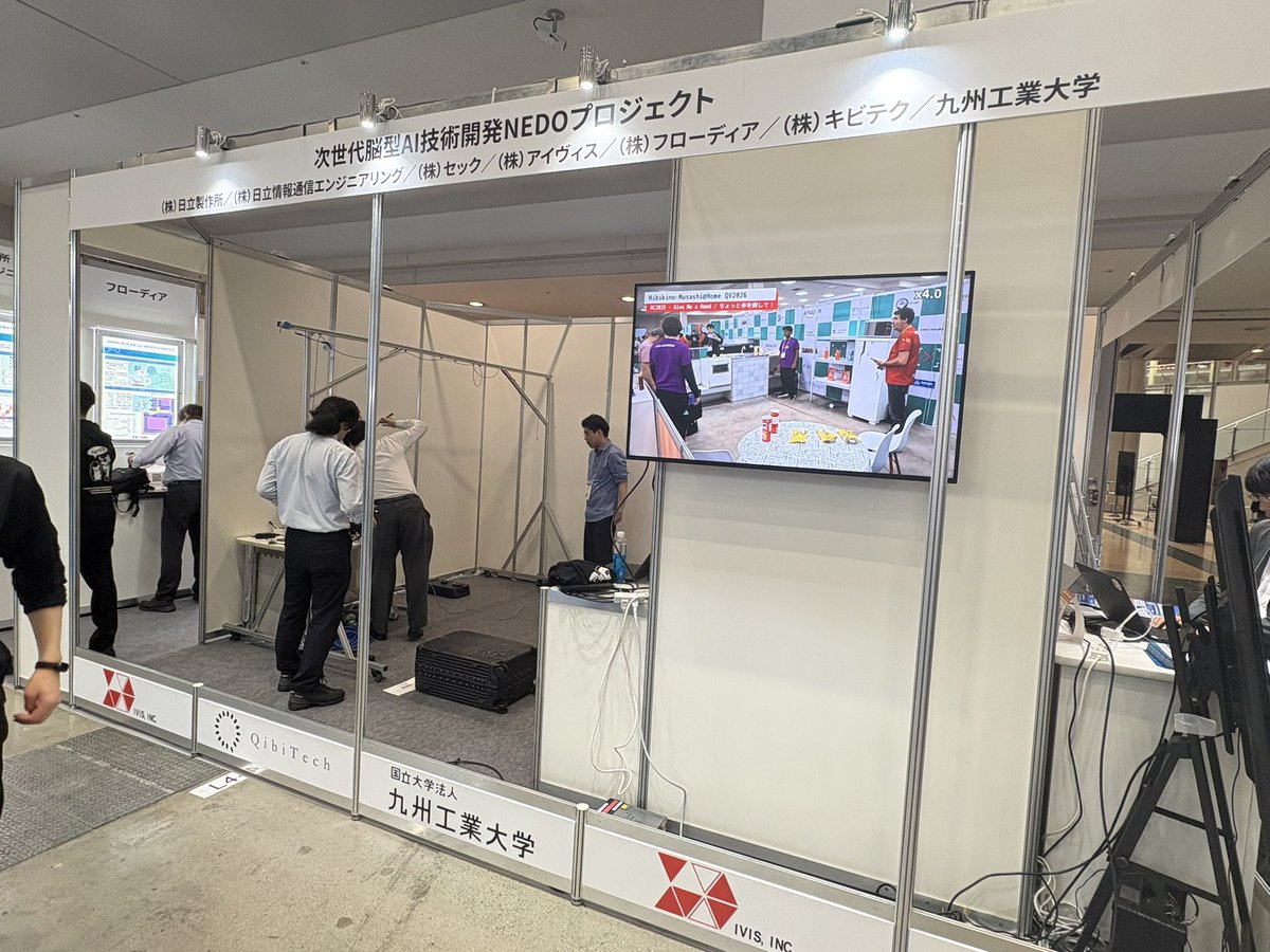Tamukoh_Lab's tweet photo. 本日から東京ビッグサイトで開催される「AI・人工知能 EXPO【春】」に出展しています！

私たちの研究室からは、AIチップを活用した「サービスロボットの手振り認識」のデモを実施中です。実際に動く様子を間近でご覧いただけます。

お近くにお越しの際は、ぜひお立ち寄りください！ https://t.co/Obm6XRz4Ce