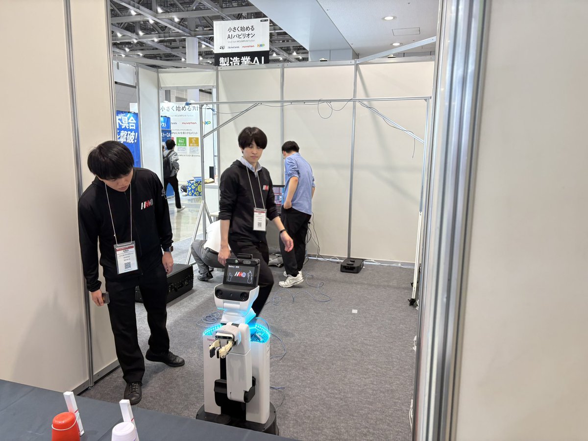 Tamukoh_Lab's tweet photo. 本日から東京ビッグサイトで開催される「AI・人工知能 EXPO【春】」に出展しています！

私たちの研究室からは、AIチップを活用した「サービスロボットの手振り認識」のデモを実施中です。実際に動く様子を間近でご覧いただけます。

お近くにお越しの際は、ぜひお立ち寄りください！ https://t.co/Obm6XRz4Ce